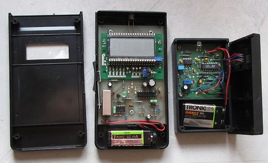 Geöffnetes elektronisches Gerät mit Leiterplatten und Batterien