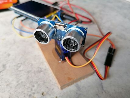 Ultraschallsensor auf Holzbrett mit Display und Verkabelung