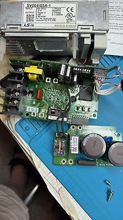 Elektronikbauteile und Leiterplatten auf blauem Untergrund