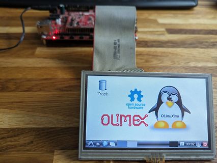 Ein Mikrocontroller-Board mit angeschlossenem Display