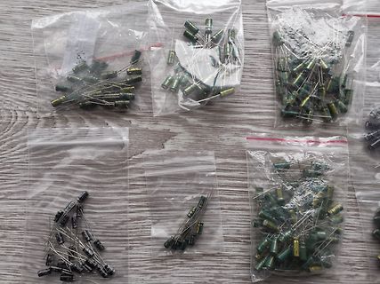 Mehrere Beutel mit Elektrolytkondensatoren auf Holzuntergrund