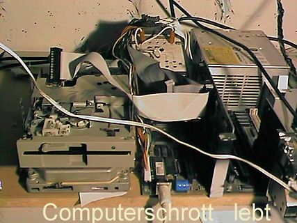 Innenansicht eines alten Computers oder Peripheriegeräts
