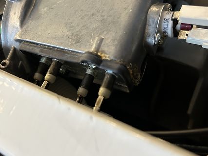 Nahaufnahme eines Bauteils mit elektrischen Anschlüssen