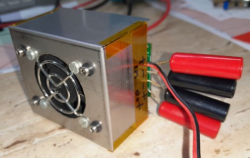 Gehäuse mit Lüfter und angeschlossenen Batterien