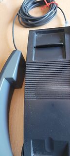 Telefonhörer und Basisstation auf Tisch
