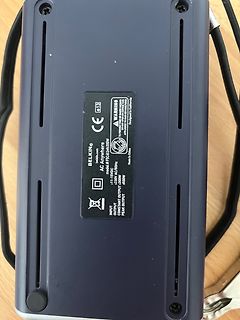 Rückseite eines Belkin Netzteils