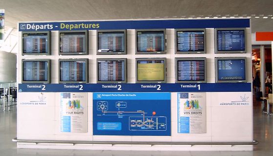 Abflugtafel am Flughafen Paris-Charles-de-Gaulle