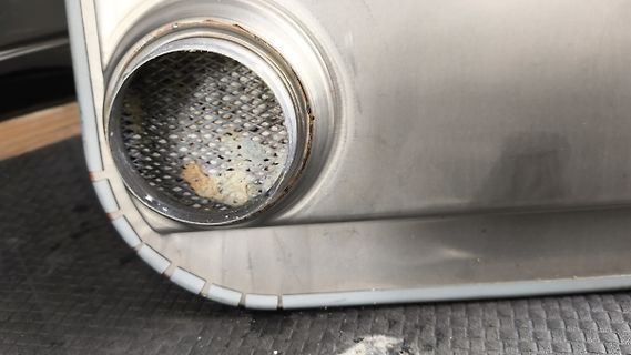 Nahaufnahme eines Metallbauteils mit Siebstruktur