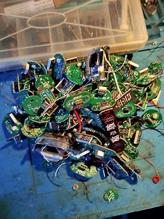 Haufen von verschiedenen kleinen Leiterplatten und Elektronikbauteilen