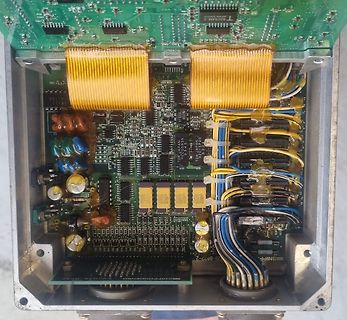Innenansicht einer elektronischen Baugruppe in einem Metallgehäuse