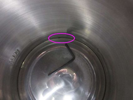 Innenansicht eines Metallbehälters mit Inbusschlüssel