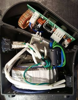 Innenansicht eines Netzteils mit Transformator und Platine