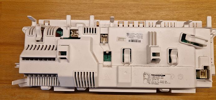 Rückseite einer weißen Kunststoff-Elektronikkomponente
