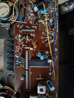 Foto einer bestückten Leiterplatte mit elektronischen Bauteilen