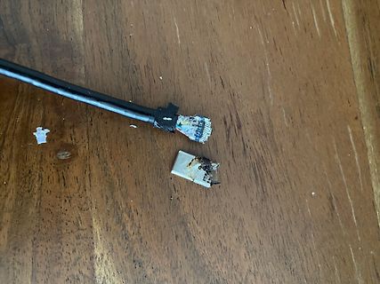 Beschädigter USB-Stecker und Kabelende