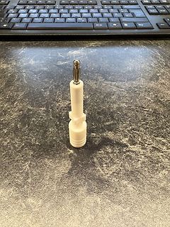 Stecker eines Netzteils auf Tischfläche