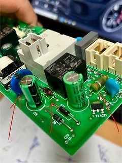 Nahaufnahme einer Leiterplatte mit elektronischen Bauteilen