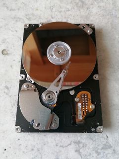 geöffneter Festplatten-Platter mit Schreib-Lese-Kopf