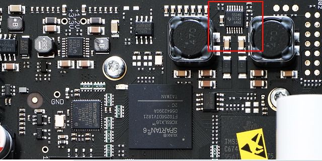Nahaufnahme einer bestückten Leiterplatte mit FPGA
