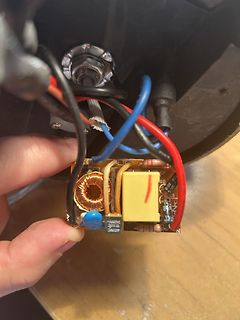 Foto eines kleinen Schaltnetzteils mit Spule und Transformator