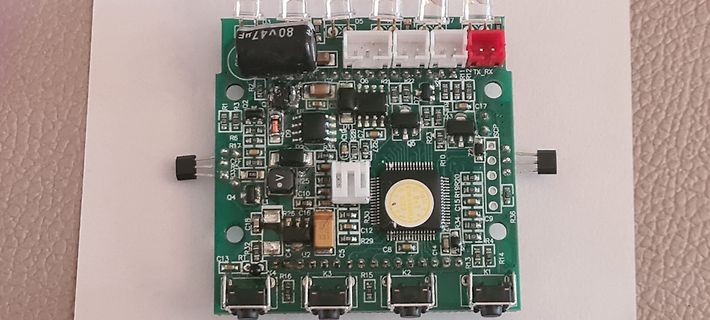 Foto einer Leiterplatte mit elektronischen Bauteilen