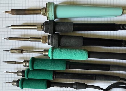 Verschiedene Lötkolben mit unterschiedlichen Spitzen