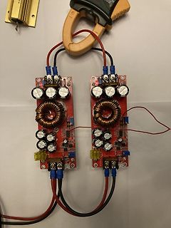 Zwei DC-DC-Wandler-Module mit Stromzange