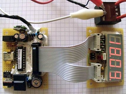 Zwei Platinen mit Flachbandkabel und 7-Segment-Anzeige