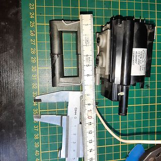Bauteile mit Lineal und Messschieber auf Schneidematte