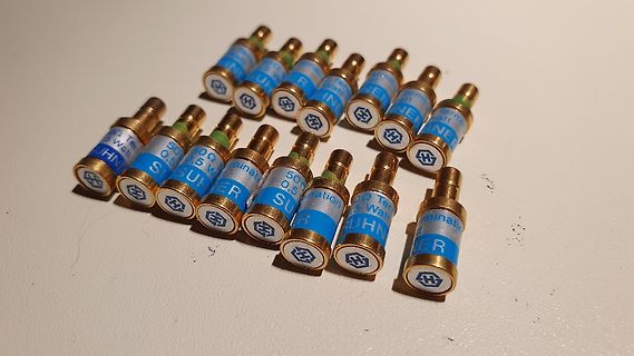 Mehrere kleine UHF-Steckverbinder von SUHNER