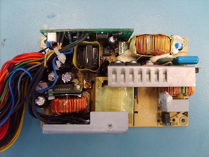 Innenansicht eines Schaltnetzteils mit Spulen und Kühlkörpern