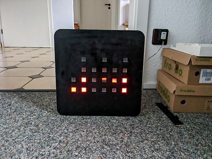 Schwarze Box mit leuchtenden LEDs auf Boden