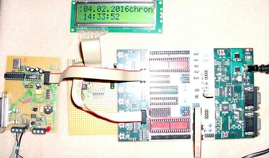 Elektronik-Aufbau mit Display und mehreren Leiterplatten