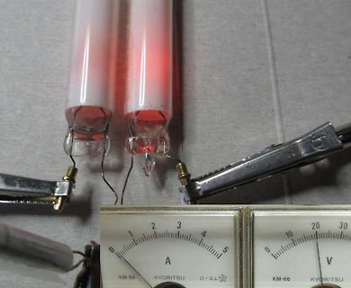 Zwei leuchtende Gasentladungsröhren an Messgeräten
