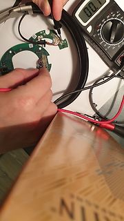 Messung an einer Leiterplatte mit Multimeter