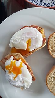 Poachierte Eier auf Toast mit Schinken