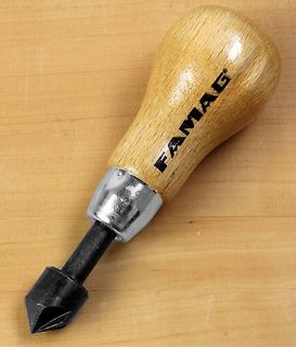Holzgriff eines Werkzeugs mit Aufschrift FAMAG