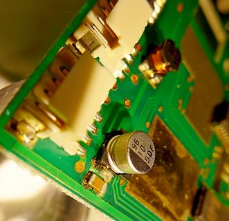 Nahaufnahme einer Leiterplatte mit elektronischen Bauteilen