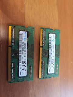 Zwei Samsung RAM-Module auf Holzuntergrund