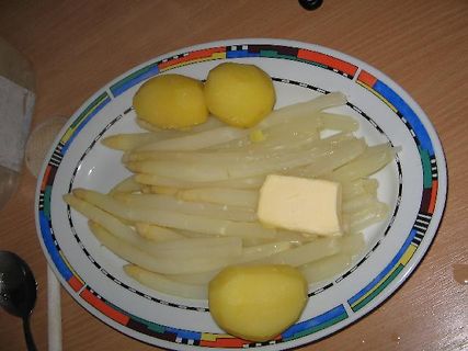 Teller mit Kartoffeln, Spargel und Butter