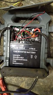 Geöffnetes Gehäuse einer Car Booster Battery mit Elektronik
