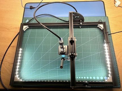 CNC-Fräse oder Laser-Gravurmaschine auf Schneidematte