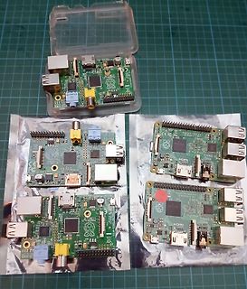 Mehrere Raspberry Pi Zero Modelle auf Antistatikbeuteln und in Box