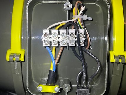 Verdrahtung in einem Gehäuse mit Klemmenblock