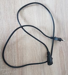 Schwarzes Netzkabel mit Eurostecker und Schuko-Stecker