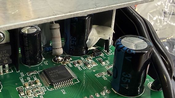 Nahaufnahme einer Leiterplatte mit Elektrolytkondensatoren und IC