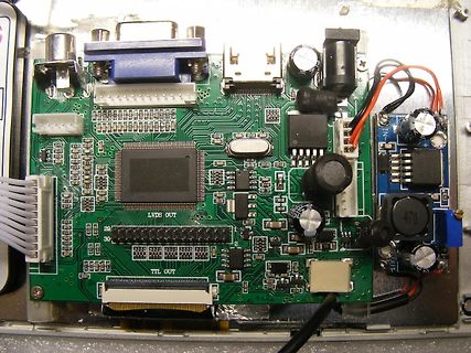 Elektronikplatine mit verschiedenen Anschlüssen und Bauteilen