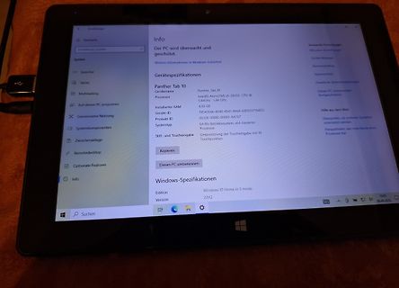 Foto eines Tablets mit Windows-Systeminformationen
