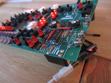 Leiterplatte mit LEDs und elektronischen Bauteilen