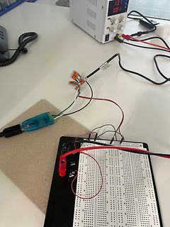 Elektronik-Versuchsaufbau mit Labornetzteil und Breadboard